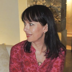Anna Müller – Kunstsammlerin und zufriedene Kundin von Timo RedForest mit Wandbildern aus individuellen Kunstprojekten